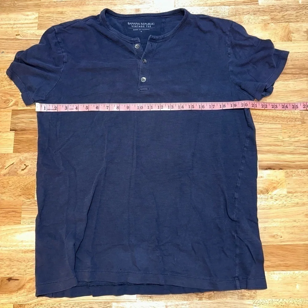 Banana Republic Vintage 3-Button T-Shirt (Size L)